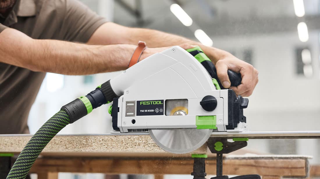 Festool TSC 55 KS – zagłębiarka akumulatorowa z tarczą tnącą i podłączonym wężem odkurzacza w trakcie precyzyjnego cięcia