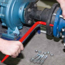 Łom montażowy RENNSTEIG używany do pozycjonowania i dopasowania elementów instalacji przemysłowej podczas montażu