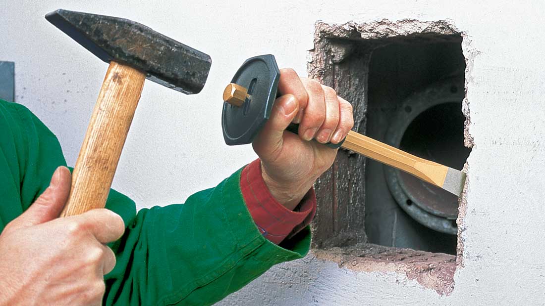 Przecinak RENNSTEIG z rękojeścią ochronną używany do ręcznego kucia otworu instalacyjnego w murze, praca młotkiem