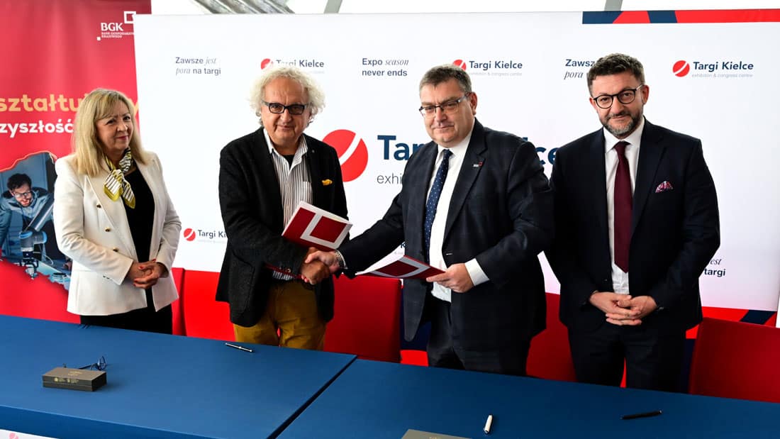 Przedstawiciele Targów Kielce i Banku Gospodarstwa Krajowego podczas oficjalnego podpisania umowy na finansowanie nowej hali targowej