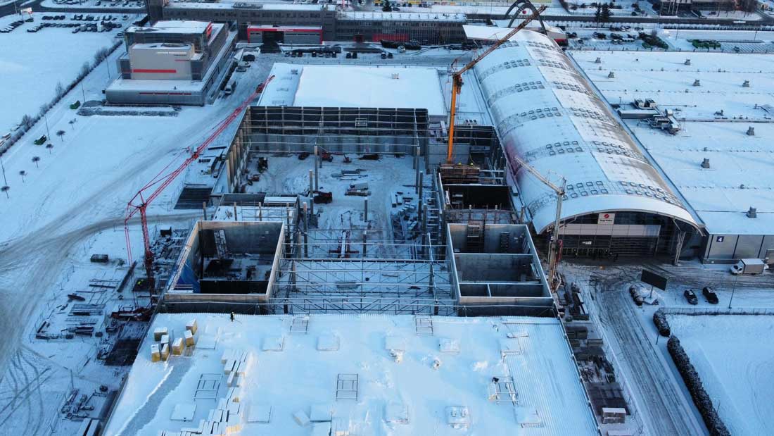 Budowa nowej hali wystawienniczej Targów Kielce – widok z lotu ptaka na plac budowy i istniejącą infrastrukturę ośrodka targowego