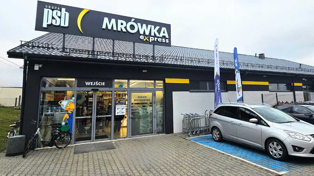 Elewacja sklepu PSB Mrówka Express w Karsinie z widocznym wejściem głównym, parkingiem oraz oznakowaniem marki