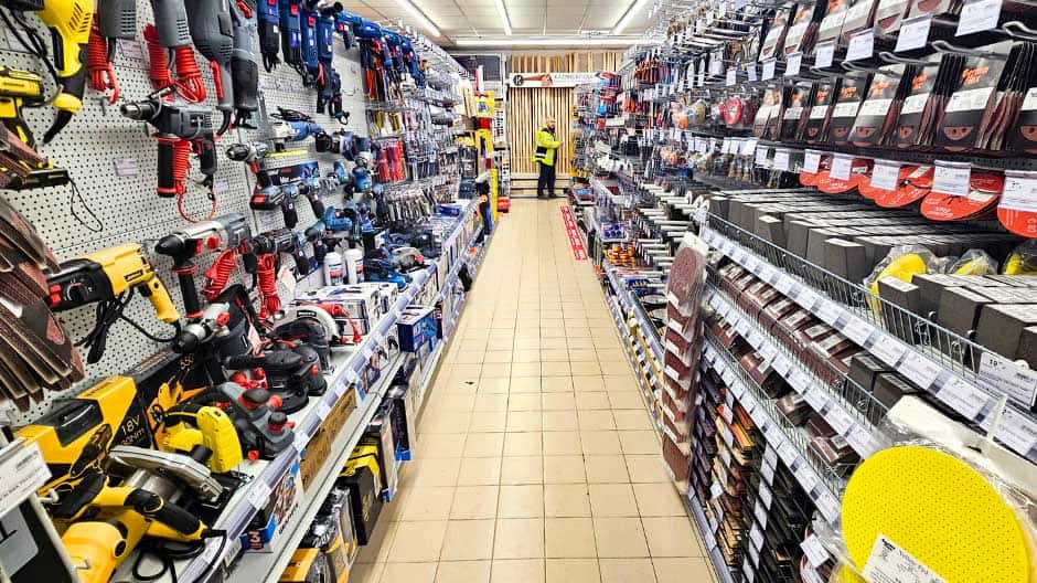 Wnętrze sklepu PSB Mrówka Express w Karsinie – alejka sprzedażowa z narzędziami, elektronarzędziami i akcesoriami DIY