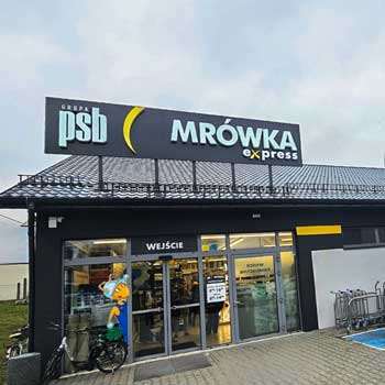 Widok zewnętrzny sklepu PSB Mrówka Express w Karsinie z logo Grupy PSB i oznaczeniem formatu Express