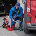 Kompresor PROLINE w mobilnym serwisie samochodowym – zasilanie narzędzi pneumatycznych przy pojeździe dostawczym