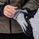Ocieplane rękawice zimowe STALCO PERFECT Winter Foam zakładane na dłonie w warunkach zimowych