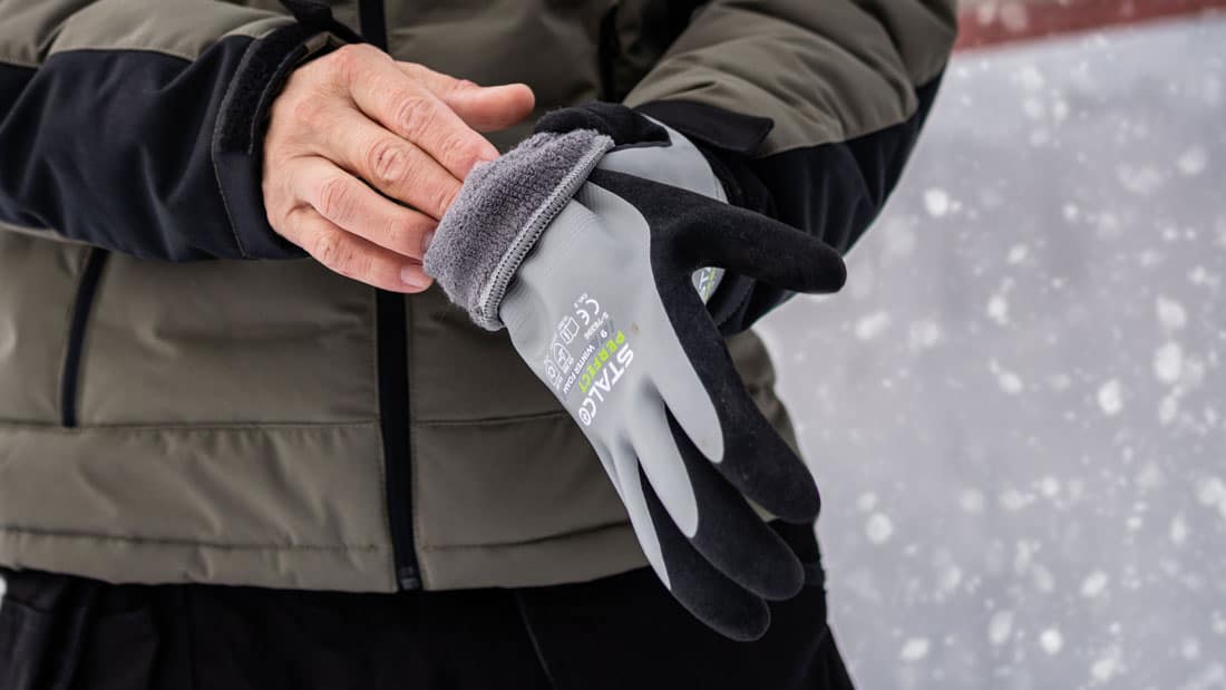 Ocieplane rękawice zimowe STALCO PERFECT Winter Foam zakładane na dłonie w warunkach zimowych