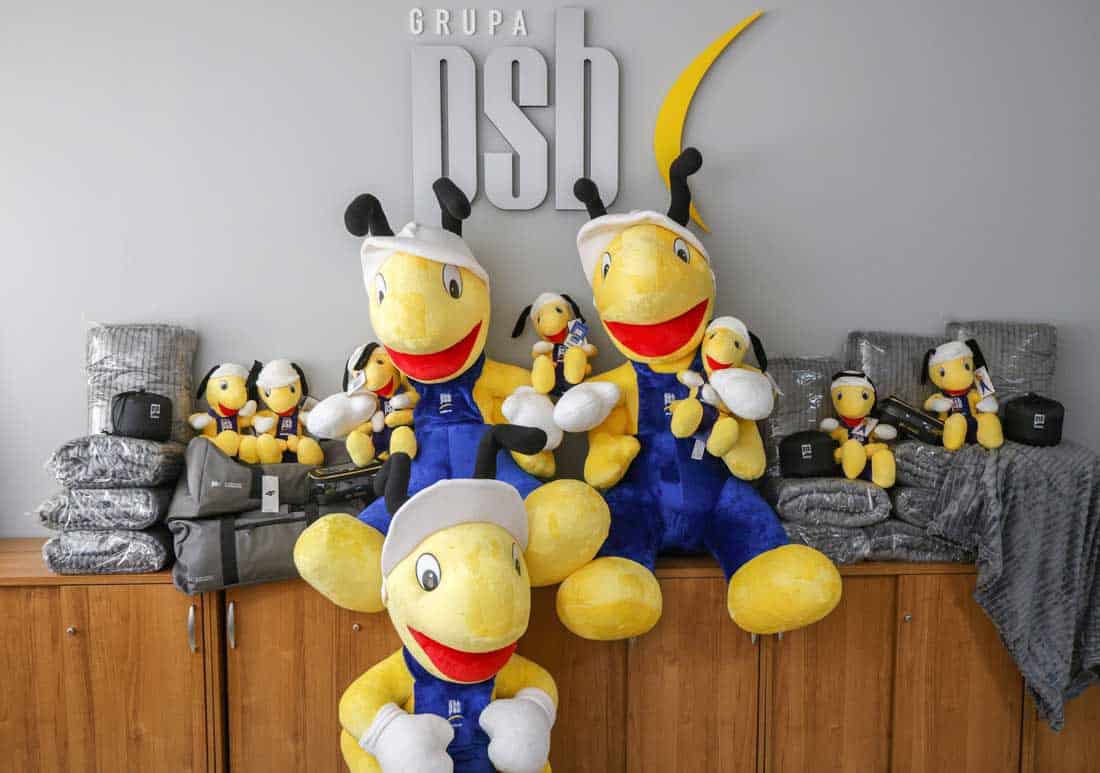 Pluszowe maskotki i gadżety przygotowane przez Grupę PSB na aukcje charytatywne WOŚP 2026