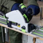 Festool TSC 55 KSEB w trakcie pracy na szynie prowadzącej – widok boczny z regulacją głębokości i skosu