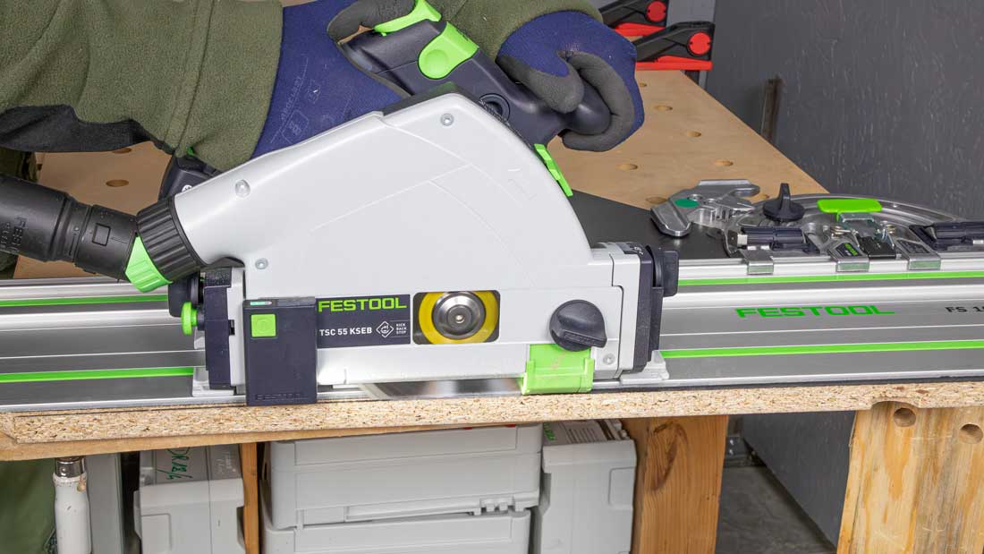 Festool TSC 55 KSEB z tarczą 160 mm podczas precyzyjnego cięcia płyty na szynie prowadzącej