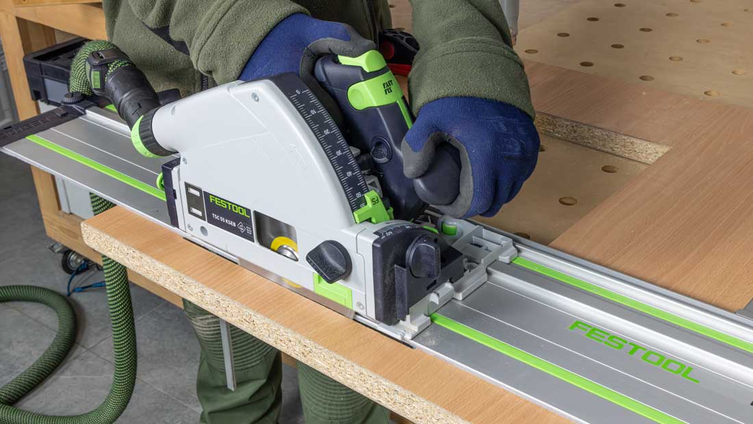 Festool TSC 55 KSEB – regulacja kąta cięcia skośnego na szynie prowadzącej podczas pracy