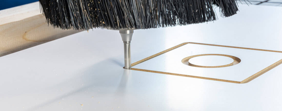 Grawerowanie kształtu prostokątnego z otworem przy użyciu freza trzpieniowego Globus SPACE LS080 na maszynie CNC – wysoka precyzja obróbki