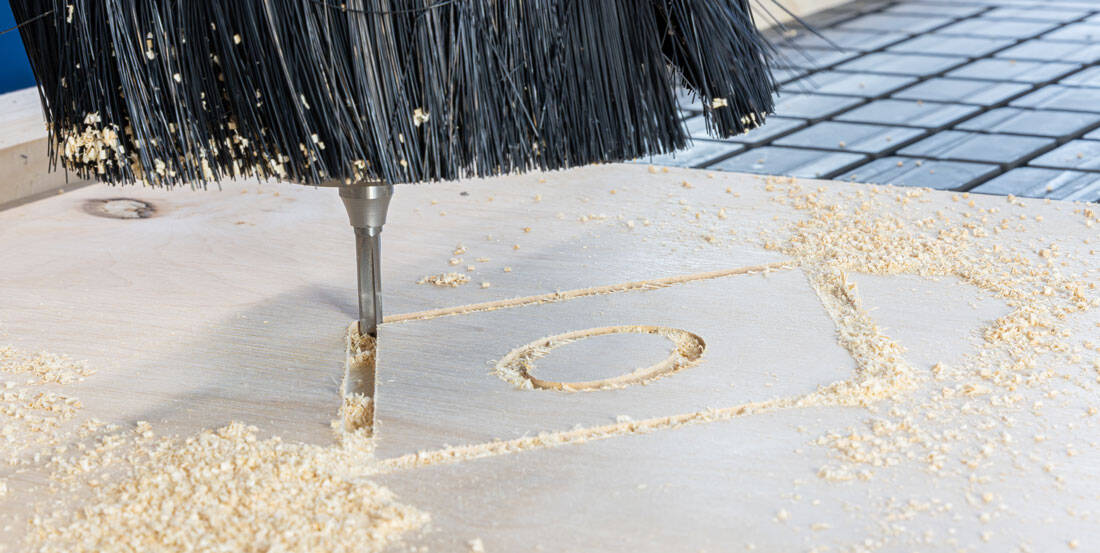 Grawerowanie przelotowe w płycie drewnopochodnej frezem trzpieniowym Globus SPACE LS080 na ploterze CNC – czysta krawędź i równy tor frezowania