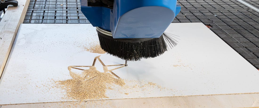 Grawerowanie figury gwiazdy w płycie MDF frezem trzpieniowym Globus SPACE LS080 na ploterze CNC – stabilna praca bez odprysków