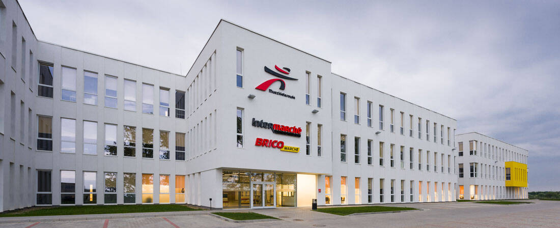 Siedziba Grupy Muszkieterów w Polsce – budynek centrali z widocznymi logotypami Intermarché i Bricomarché
