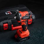 Akumulatorowy klucz udarowy Grosley 21 V Li-Ion na tle walizki transportowej, wersja z akumulatorem 2.0 Ah, czerwono-czarna obudowa.