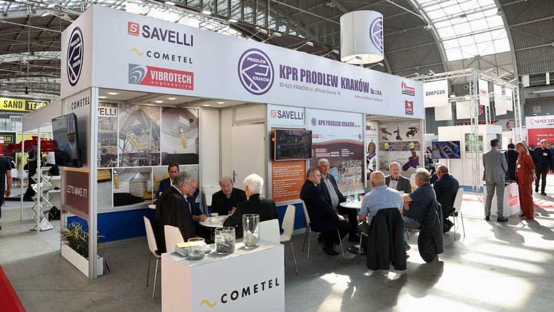 Stoisko KPR Prodlew Kraków podczas targów odlewniczych w Targach Kielce; spotkania biznesowe przedstawicieli branży metalurgicznej i prezentacja oferty technologii dla odlewnictwa.