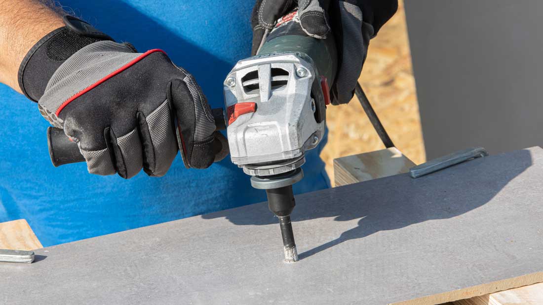 Wiercenie w płycie gresowej przy użyciu koronkowej wiertnicy diamentowej Kinczyk KOD GRES-B na sucho