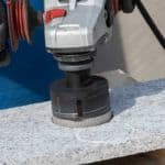 Wiercenie otworu w granicie koronką diamentową Kinczyk KOD GRES-B zamontowaną na szlifierce kątowej