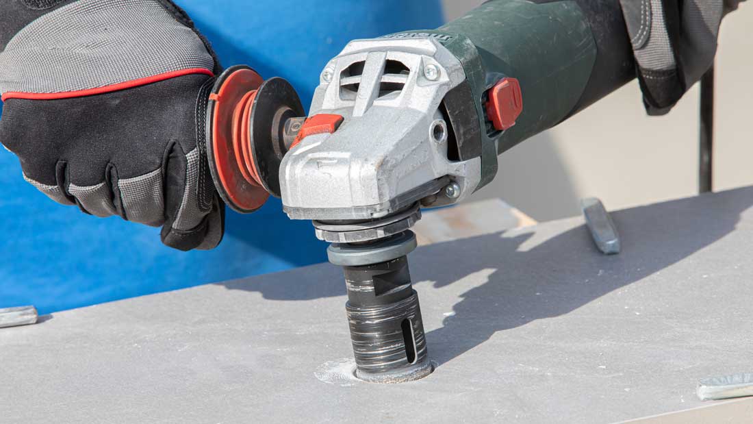 Koronka diamentowa Kinczyk KOD GRES-B podczas pracy na sucho w twardej płycie gresowej