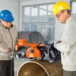 Montaż frezarki do rur FEIN z systemem łańcuchowym na stalowej rurze przemysłowej