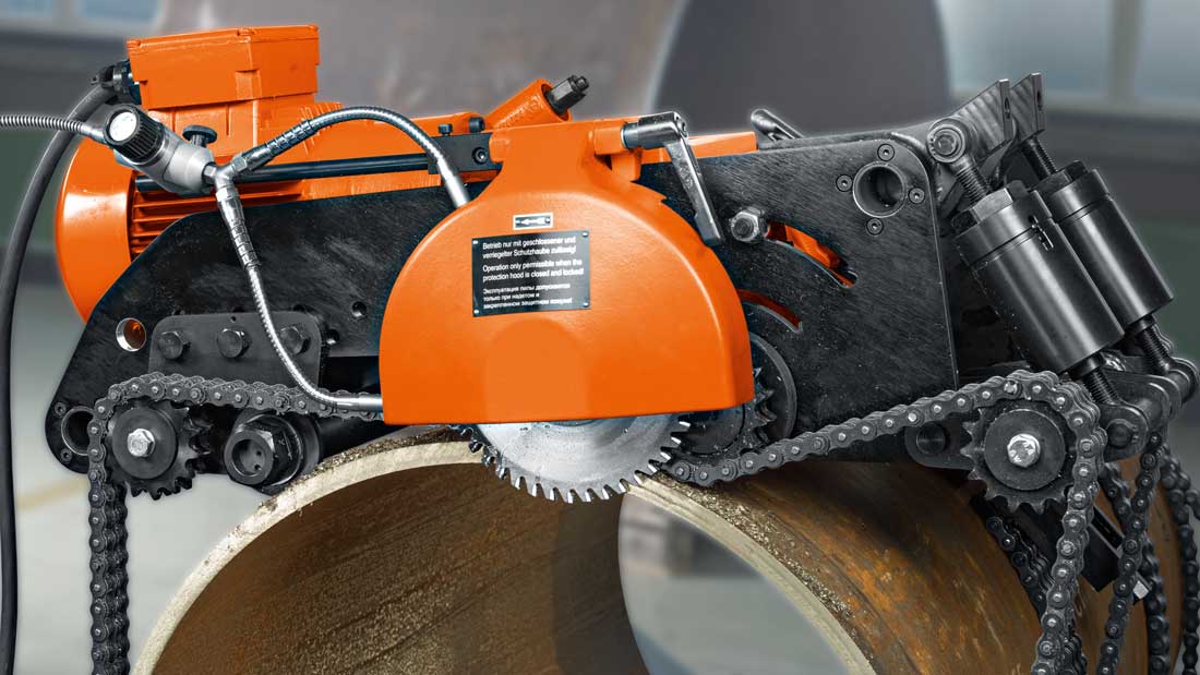 Elektryczna frezarka do rur FEIN RSG z napędem łańcuchowym i tarczą tnącą zamocowana na rurze stalowej