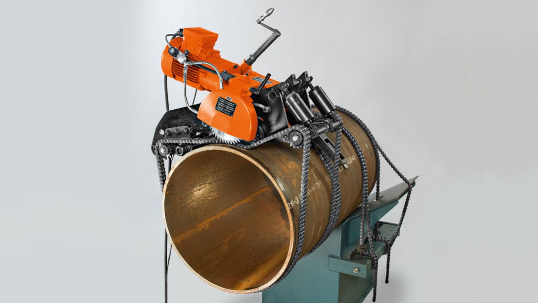 Elektryczna frezarka do rur FEIN z systemem łańcuchowego mocowania na rurze stalowe