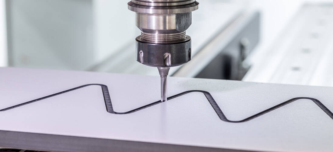 Grawerowanie liniowe w płycie HPL na ploterze CNC – precyzyjna obróbka kształtowa z czystym, równym torem frezowania