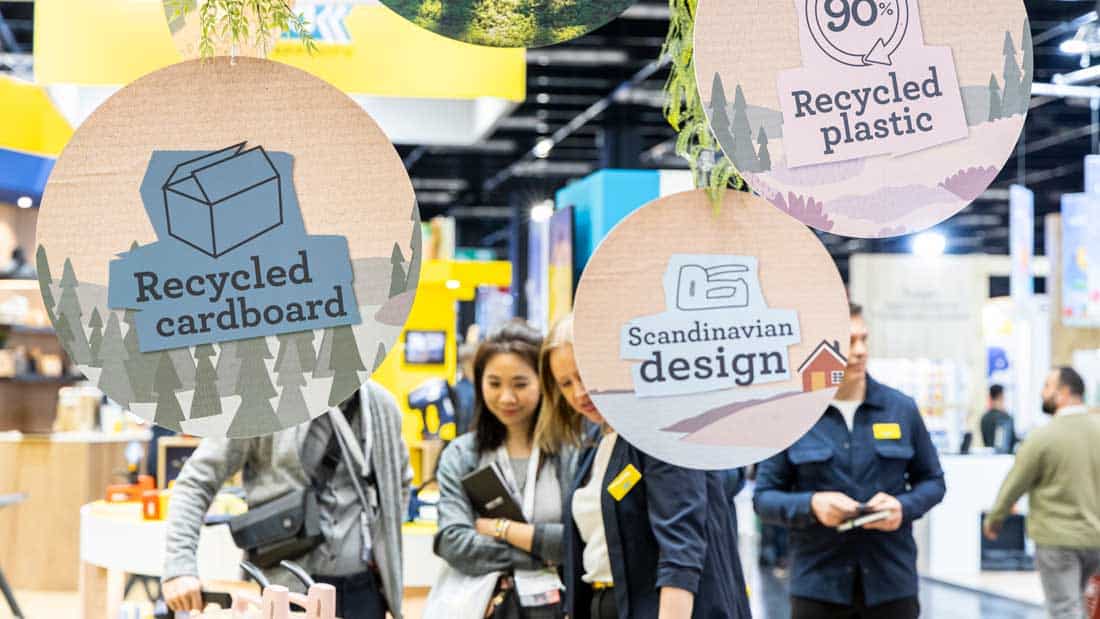 Strefa ekspozycyjna podczas targów EISENWARENMESSE w Kolonii z oznaczeniami „Recycled cardboard”, „Recycled plastic” i „Scandinavian design”