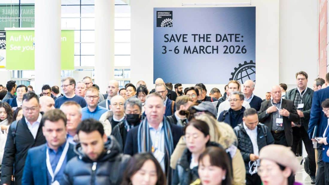 Uczestnicy targów EISENWARENMESSE w Kolonii pod planszą „Save the Date 3–6 March 2026” podczas wejścia na teren Koelnmesse