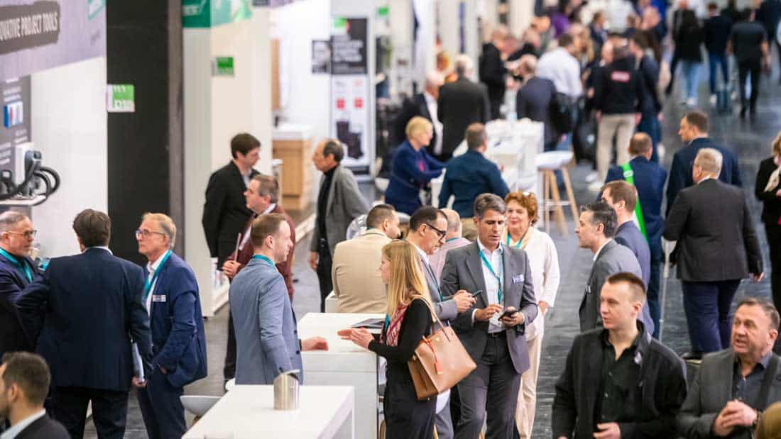 Uczestnicy EISENWARENMESSE 2026 prowadzą rozmowy B2B w hali targowej Koelnmesse w Kolonii