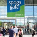 Wejście na targi spoga+gafa w Kolonii – odwiedzający przed halą wystawienniczą