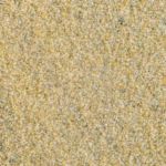 Zbliżenie na jednorodny piasek do piaskowania o średniej frakcji ziaren w odcieniach żółto-beżowych, widoczna struktura materiału ściernego