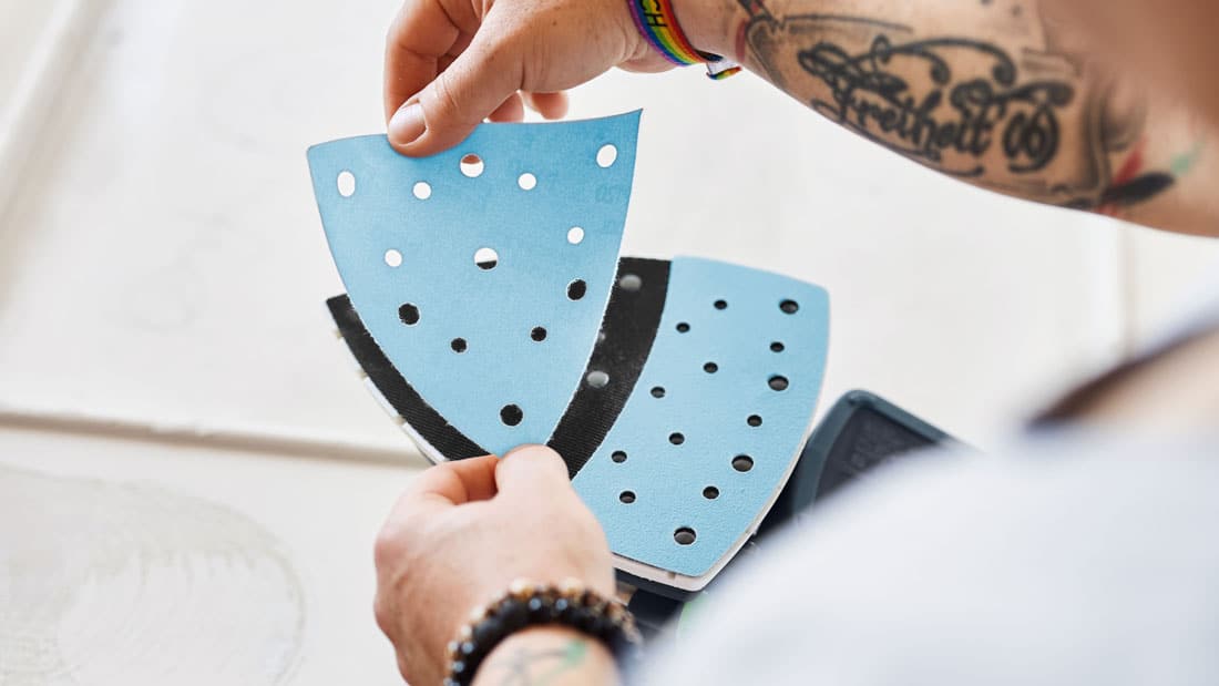 Trójkątne materiały ścierne Granat Delta 200 do szlifierki Festool DTSC 200 z perforacją do odsysania pyłu i możliwością trzykrotnego wykorzystania.