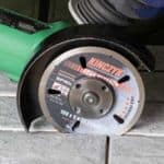 Tarcza diamentowa KINCZYK FUGA CLEANER w szlifierce kątowej podczas usuwania fug między płytkami ceramicznymi.