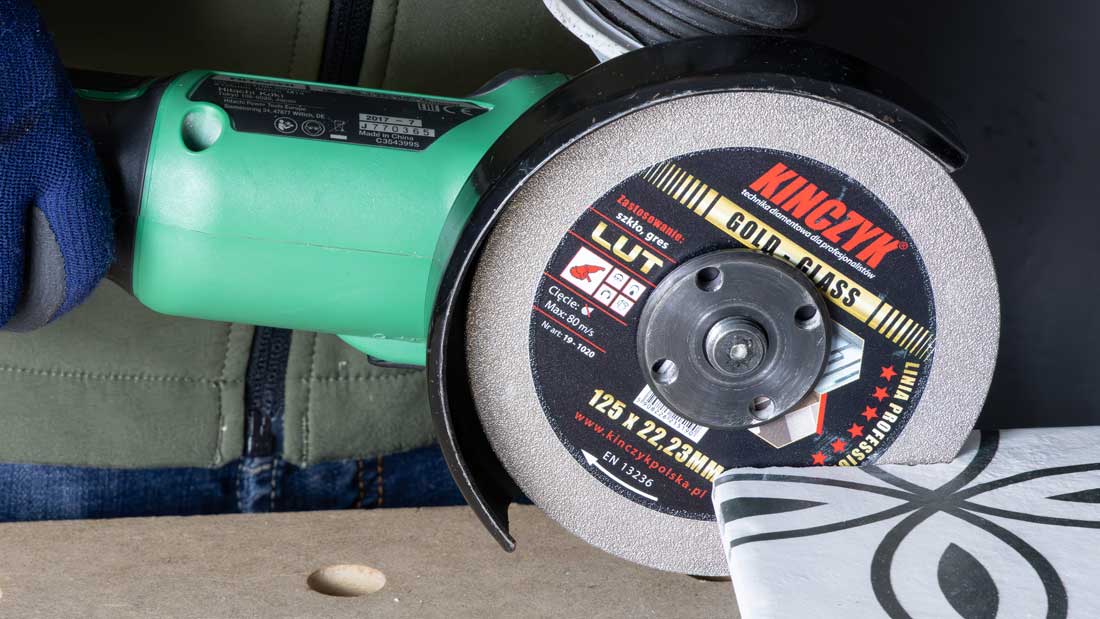 Cięcie płytki ceramicznej tarczą diamentową Kinczyk GOLD GLASS 125 mm w szlifierce kątowej – precyzyjna obróbka gresu.