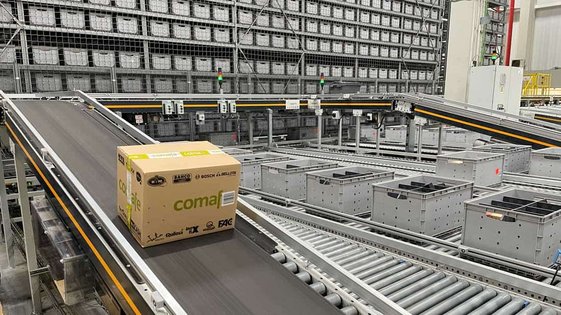 Automatyczny system transportu i sortowania paczek w nowoczesnym centrum logistycznym dystrybutora narzędzi i materiałów DIY.