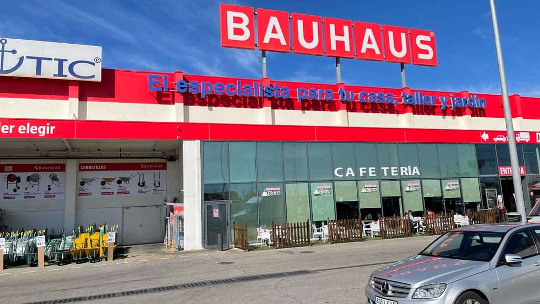 Market budowlany Bauhaus – wejście do sklepu DIY oferującego materiały budowlane, narzędzia i wyposażenie domu oraz ogrodu.