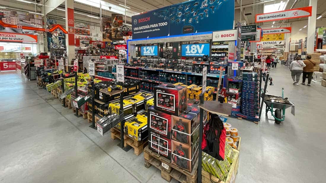 Strefa sprzedaży elektronarzędzi Bosch w dużym markecie DIY z ekspozycją systemów akumulatorowych i narzędzi dla majsterkowiczów oraz profesjonalistów.