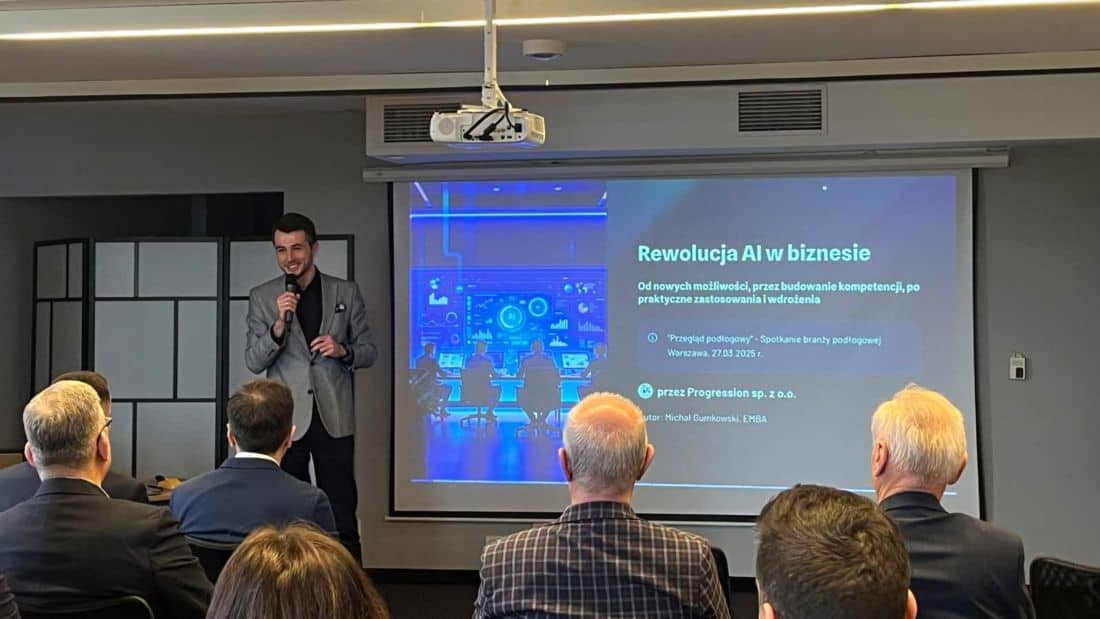 Prelegent podczas wystąpienia o rewolucji AI w biznesie na Spotkaniu branży podłogowej „Przegląd Podłogowy”, prezentacja multimedialna na ekranie.