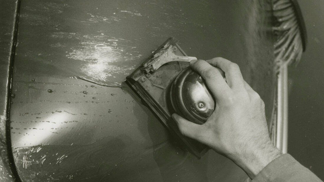 Szlifowanie na mokro papierem ściernym na powierzchni lakierowanej – redukcja rys i pyłu