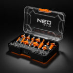Zestaw frezów do drewna NEO TOOLS w plastikowej kasecie transportowej – akcesoria do frezarki górnowrzecionowej.