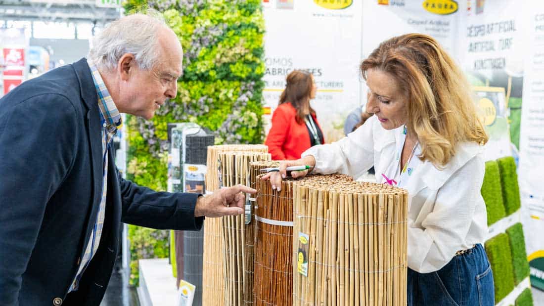 Prezentacja naturalnych materiałów ogrodowych na targach spoga+gafa – uczestnicy analizują maty bambusowe i rozwiązania do aranżacji ogrodów