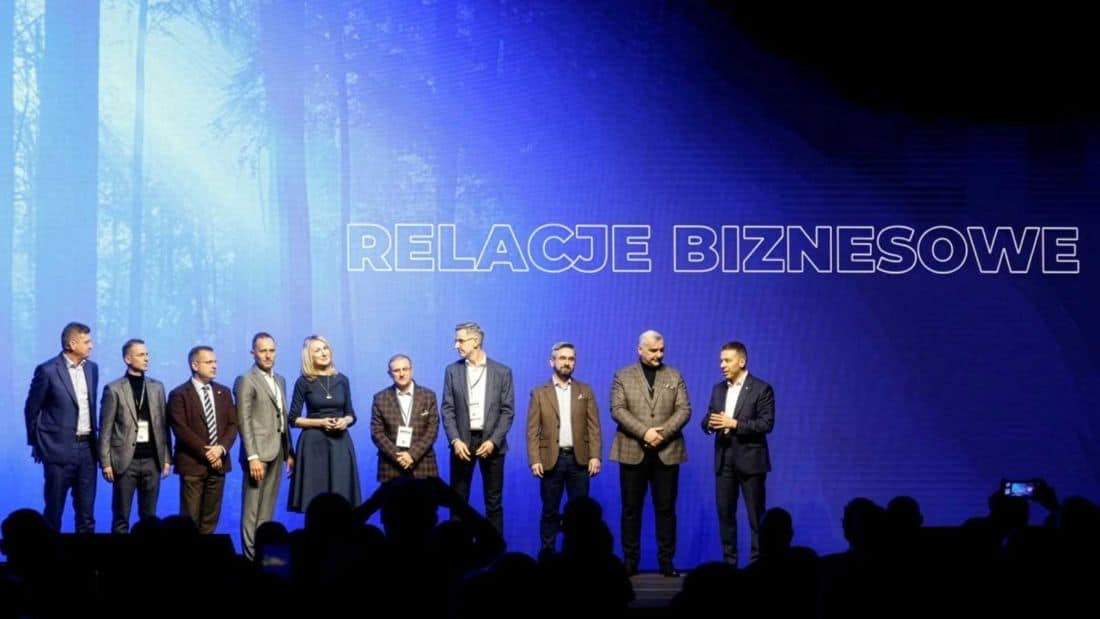 Grupa PSB – uczestnicy konferencji podczas 24. Targów PSB w Kielcach na scenie pod hasłem „Relacje biznesowe”