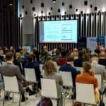 Uczestnicy konferencji Home & Garden Congress podczas prelekcji o e-commerce, prezentacja multimedialna wyświetlana na ekranie w sali konferencyjnej w Warszawie.