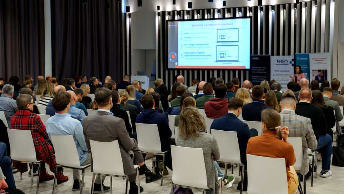 Sala konferencyjna wypełniona uczestnikami podczas prelekcji na 3. edycji Home & Garden Congress poświęconej e-commerce w branży dom i ogród.