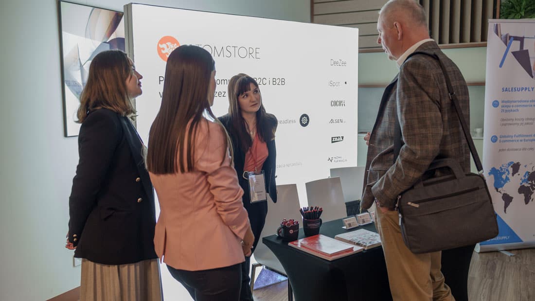 Uczestnicy 3. edycji Home & Garden Congress rozmawiają przy stoisku konsultacyjnym AtomStore podczas wydarzenia w Warszawie.