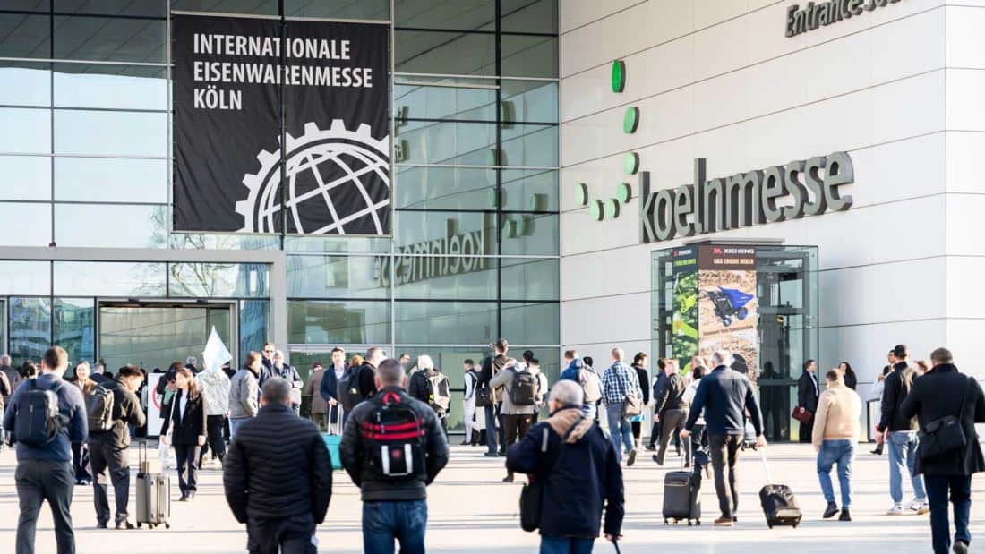 Wejście na teren targów EISENWARENMESSE 2026 w Kolonii – uczestnicy branży narzędziowej przed halą Koelnmesse