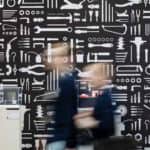 Grafika narzędziowa na targach EISENWARENMESSE 2026 – motyw narzędzi na ścianie stoiska w Kolonii