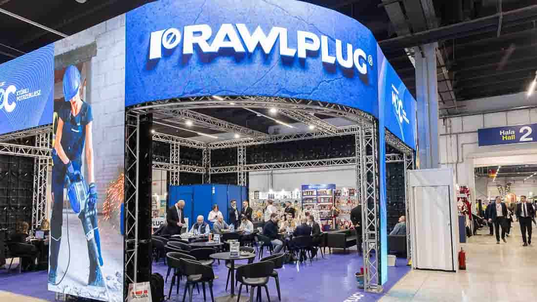 Stoisko RAWLPLUG na targach PSB w Kielcach – strefa rozmów biznesowych i ekspozycja systemów mocowań